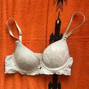 32B Cream / off-white, lace,  Aerie push-up bra.